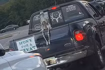 “Hú hồn” với màn chào mừng Halloween của chủ xe bán tải Ford F-150