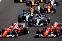 Nữ sinh Chu Văn An khóc nức nở trong lễ bế giảng cuối cùng