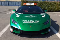 Siêu xe Lamborghini Huracan EVO dẫn đường tại sân bay Bologna