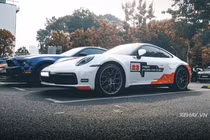 Chiếc Porsche 911 Carrera S nổi bần bật cạnh dàn siêu xe VietRally