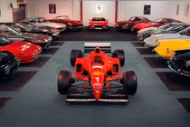 Loạt siêu xe Ferrari "cực hiếm" đang được một tay đua bán đấu giá