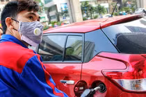 Giá xăng tại Việt Nam đứng ở đâu so với thế giới?