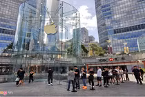 Apple Store vỗ tay chào đón người mua iPhone 11 đầu tiên 