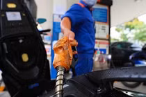 Xăng đang tăng cao kỷ lục: Đi đổ xăng đừng hô "đầy bình"