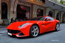 Ferrari F12 Berlinetta độ ống xả “hàng thửa", đỏ rực phố Sài Gòn