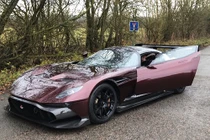 Siêu xe đua Aston Martin Vulcan duy nhất được lăn bánh
