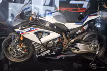 Siêu môtô BMW HP4 Race mới giá 2,8 tỷ tại Malaysia