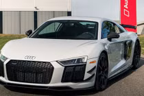 Siêu xe Audi R8 V10 giá từ 5,5 tỷ đồng có gì hot?