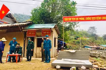 Bữa cơm trên lá chuối nơi biên giới của bộ đội biên phòng chặn dịch