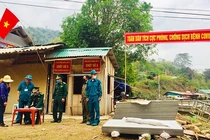 Bữa cơm trên lá chuối nơi biên giới của bộ đội biên phòng chặn dịch