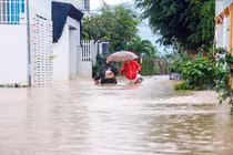 Video: "Nước lũ về quá nhanh, chúng tôi trở tay không kịp"