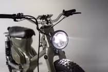 "Soi" xe máy Honda Super Cub Tàu chạy điện giá rẻ