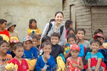 Hành trình 4 năm thiện nguyện đến những buôn làng của cô gái 18 tuổi