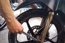 Giảm xóc xe máy bị chảy dầu cần khắc phục như thế nào?