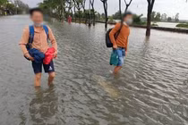 Hàng ngàn thí sinh lội mưa lũ đi thi viên chức nhận thông báo hoãn