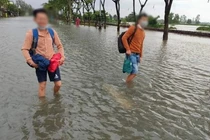 Hàng ngàn thí sinh lội mưa lũ đi thi viên chức nhận thông báo hoãn