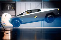 Siêu bán tải điện Tesla Cybertruck bị lật sẽ như thế nào?