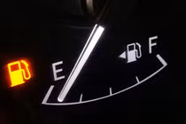 Đèn nhiên liệu báo hết xăng, ôtô của bạn còn đi được bao xa?