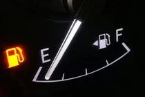 Đèn nhiên liệu báo hết xăng, ôtô của bạn còn đi được bao xa?