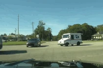 Clip: Chui vào gầm container, ô tô con nát đầu sau cú tông kinh hoàng