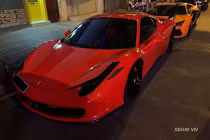 "Siêu ngựa" Ferrari 458 Italia đỏ rực trên phố đêm Sài Gòn