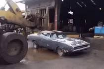 Rao bán toàn bị trả giá thấp, chủ xe đập nát Dodge Charger 