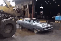 Rao bán toàn bị trả giá thấp, chủ xe đập nát Dodge Charger