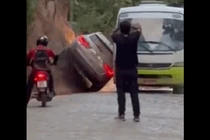 Clip: Cố tình lách qua khe hẹp, tài xế nhận cái kết muối mặt