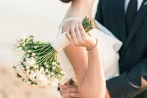 Đàn bà dù mạnh mẽ đến mấy vẫn cần một bờ vai dựa vào