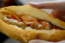 Những phiên bản bánh mì lạ đang gây sốt ở Hà Nội 