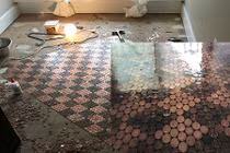 Cận cảnh trang trí sàn nhà cực lạ bằng 13.000 đồng xu