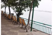 Hàng quán ven Hồ Tây thế nào sau đại hạn cá chết hàng loạt?