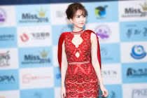 Cận váy đính nghìn viên pha lê Ngọc Trinh mặc ở Hàn Quốc