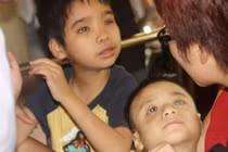Nữ tu và những em bé gồng mình chống bạo bệnh