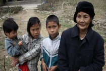 Góa phụ nghèo nuôi cháu mồ côi