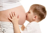 Chơi cùng con nhỏ, mẹ bầu thai 35 tuần bị rau bong non