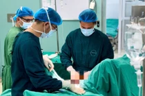 Đắp thuốc lá, người đàn ông nguy kịch do hoại tử vùng sinh dục, hậu môn