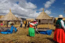 Kỳ lạ hòn đảo được dệt hoàn toàn từ cỏ trôi nổi trên biển