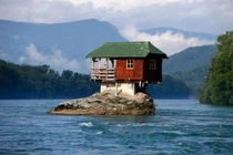 Những ngôi nhà ở vị trí "ất ơ" tới khó hiểu