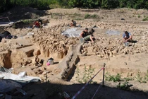 Kiến trúc lạ xây bằng hài cốt "quái thú" tuyệt chủng 20.000 năm tuổi