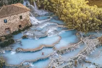 Giữa mùa hè, trải nghiệm suối nước nóng "độc nhất vô nhị" ở Italy