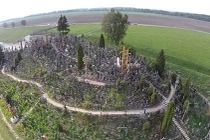 "Rợn tóc gáy" trên ngọn đồi như mê cung có 200.000 thánh giá