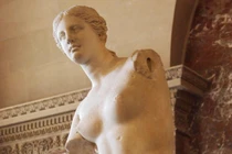 Vì sao tượng thần Vệ Nữ Milo cụt cả hai tay?