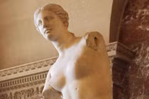 Vì sao tượng thần Vệ Nữ Milo cụt cả hai tay?