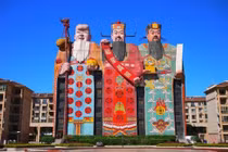 Những tòa nhà kỳ dị nhất thế giới, có nhà siêu mỏng ở VN