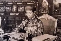 Vua nào bị người đời mỉa mai "tiên sư của nghề nịnh nọt"?