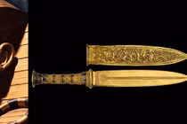 Cận cảnh dao găm sắc lẹm được làm từ thiên thạch