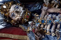 Bí ẩn về những bộ xương được nạm châu báu