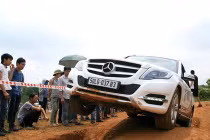 Dàn xe Mercedes-Benz tiền tỷ leo đồi, vượt bùn lầy ở VN