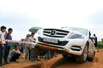 Dàn xe Mercedes-Benz tiền tỷ leo đồi, vượt bùn lầy ở VN